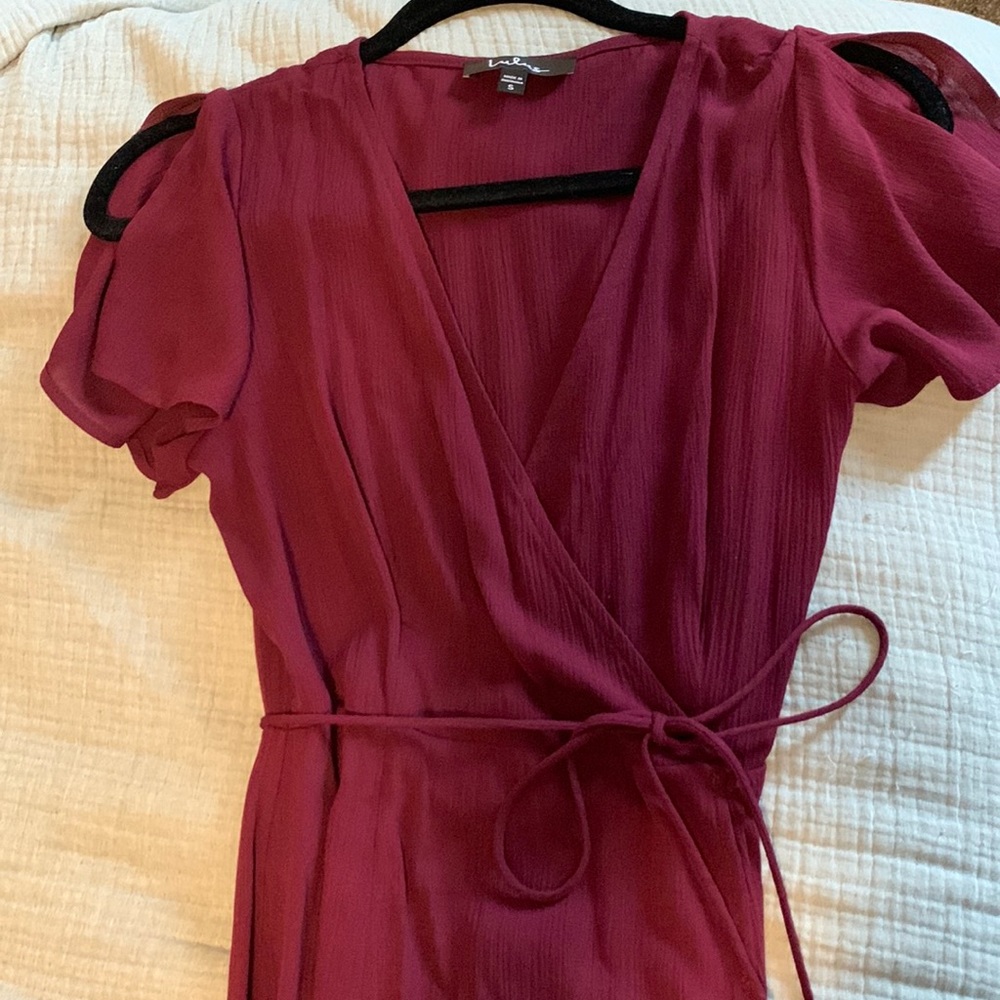Lulu’s cap sleeve wrap dress in maroon. Size small